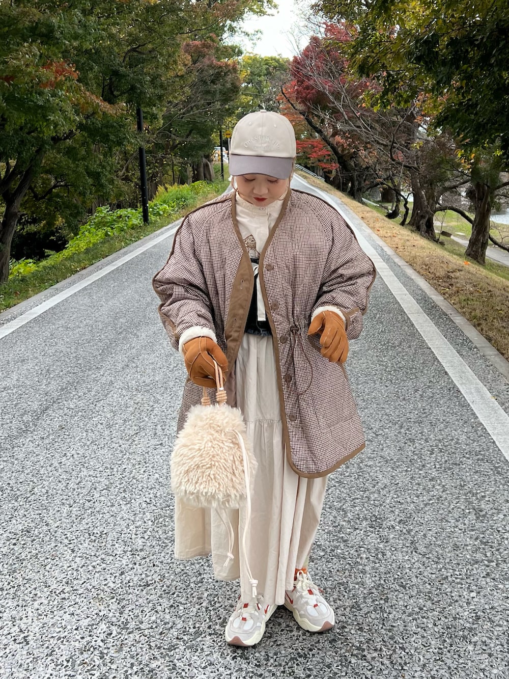 「冬コーデ、休日スタイル、お出かけコーデ、ワントーンコーデ、淡色コーデ、大人カジュアル、レイヤードスタイル、キャップ、チェック、NIKE、スニーカー、手袋、巾着バッグ、ボア、BIRTHDAY BAR」|「Actuallyのパラコードハンドル×ボア巾着トート(トートバッグ、ホワイト系)」を使った、ちゃみまる🐶さん(レディース・146cm)の冬コーディネートの3枚目の写真