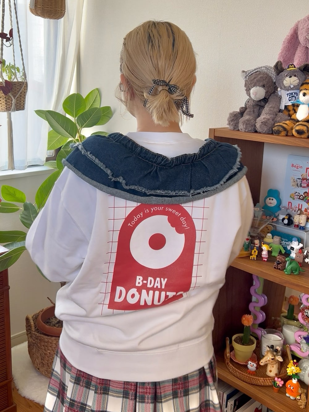 ホワイト系のスウェット、ホワイト系のショルダーバッグ、その他のその他を着用したレディースの冬コーディネートの2枚目の写真