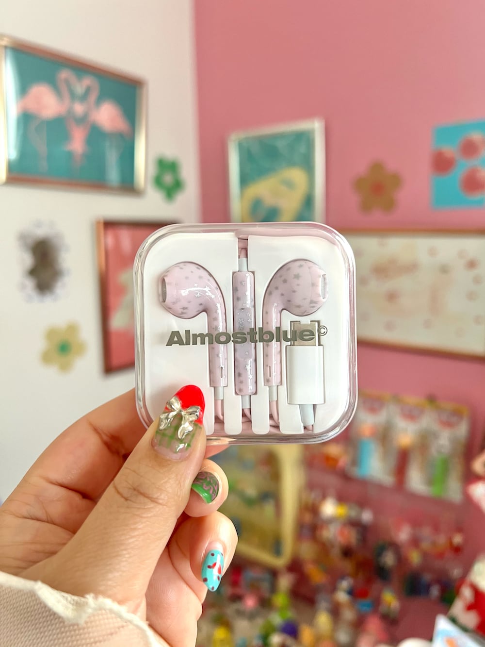ピンク系のヘッドフォン/イヤホン、その他のその他を着用したレディースの春コーディネートの2枚目の写真