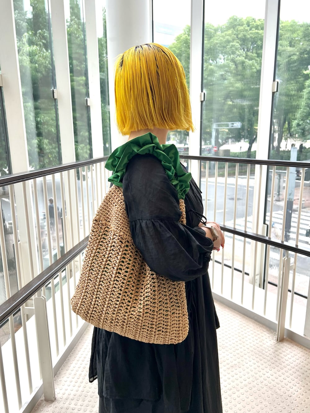「ワントーンコーデ、ブラックコーデ、カジュアル、カジュアルコーデ、低身長、低身長コーデ、低身長女子、ハイトーンカラー、切りっぱなしボブ、ペーパートート、トートバッグ、フリルトート、BIRTHDAY BAR」｜「cache cacheのフリルワンハンドルトート（トートバッグ、グリーン系）」を使った、ちゃみまる🐶さん（レディース・146cm）の夏コーディネートの3枚目の写真