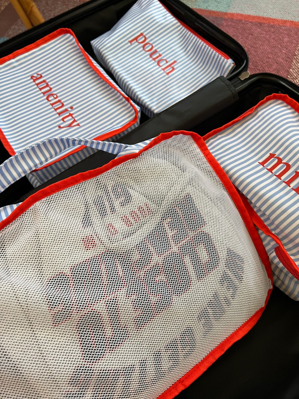 ブルー系のポーチ、ブルー系のポーチ、ブルー系のポーチを着用したレディースの夏コーディネートの2枚目の写真