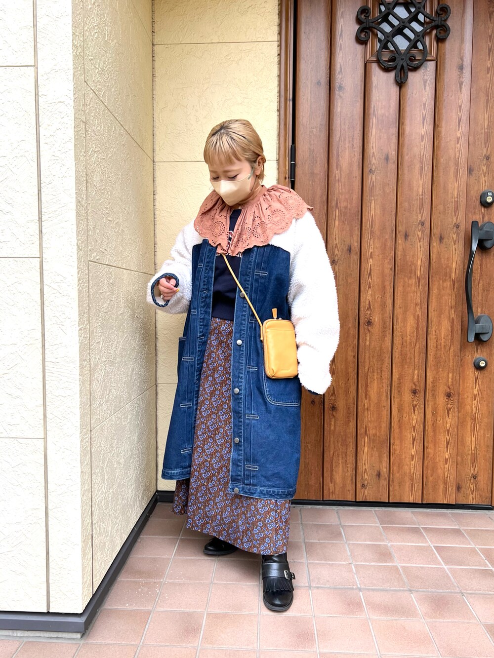 「冬コーデ、休日コーデ、低身長、低身長コーデ、低身長女子、古着、古着MIX、デニムジャケット、トレーナー、ブラウス、ショートブーツ、ヘアアレンジ、スマホショルダー、マスタード、BIRTHDAY BAR」｜「Actuallyのフェイクレザー モバイルポーチ  スマホショルダー（ショルダーバッグ、イエロー系）」を使った、ちゃみまる🐶さん（レディース・146cm）の冬コーディネートの2枚目の写真