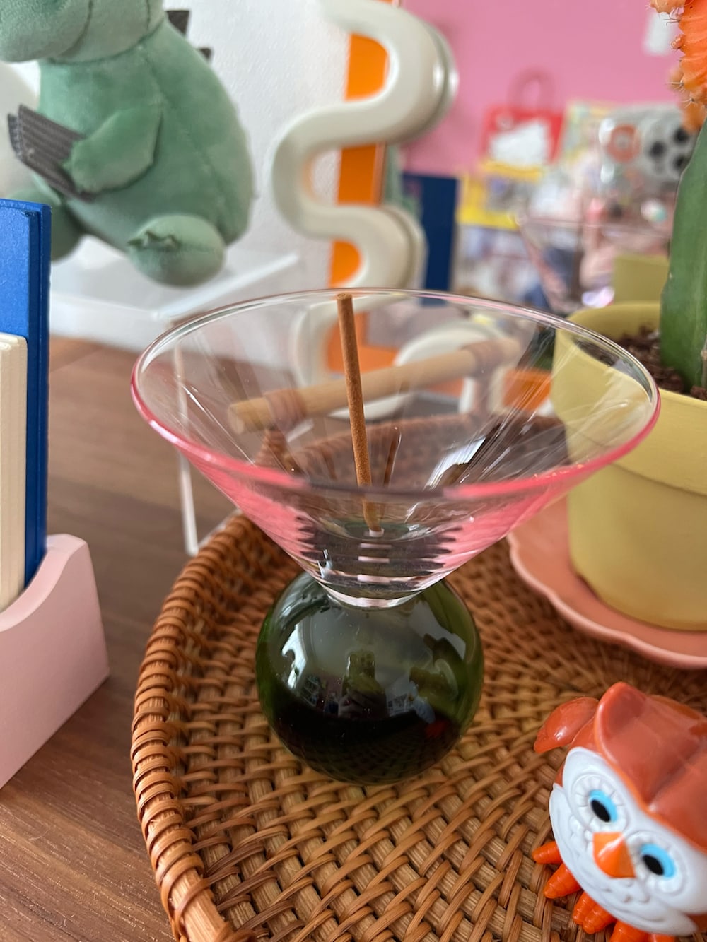 ホワイト系の掛け時計、その他のインテリア雑貨、その他のチャームを着用したレディースの春コーディネートの4枚目の写真