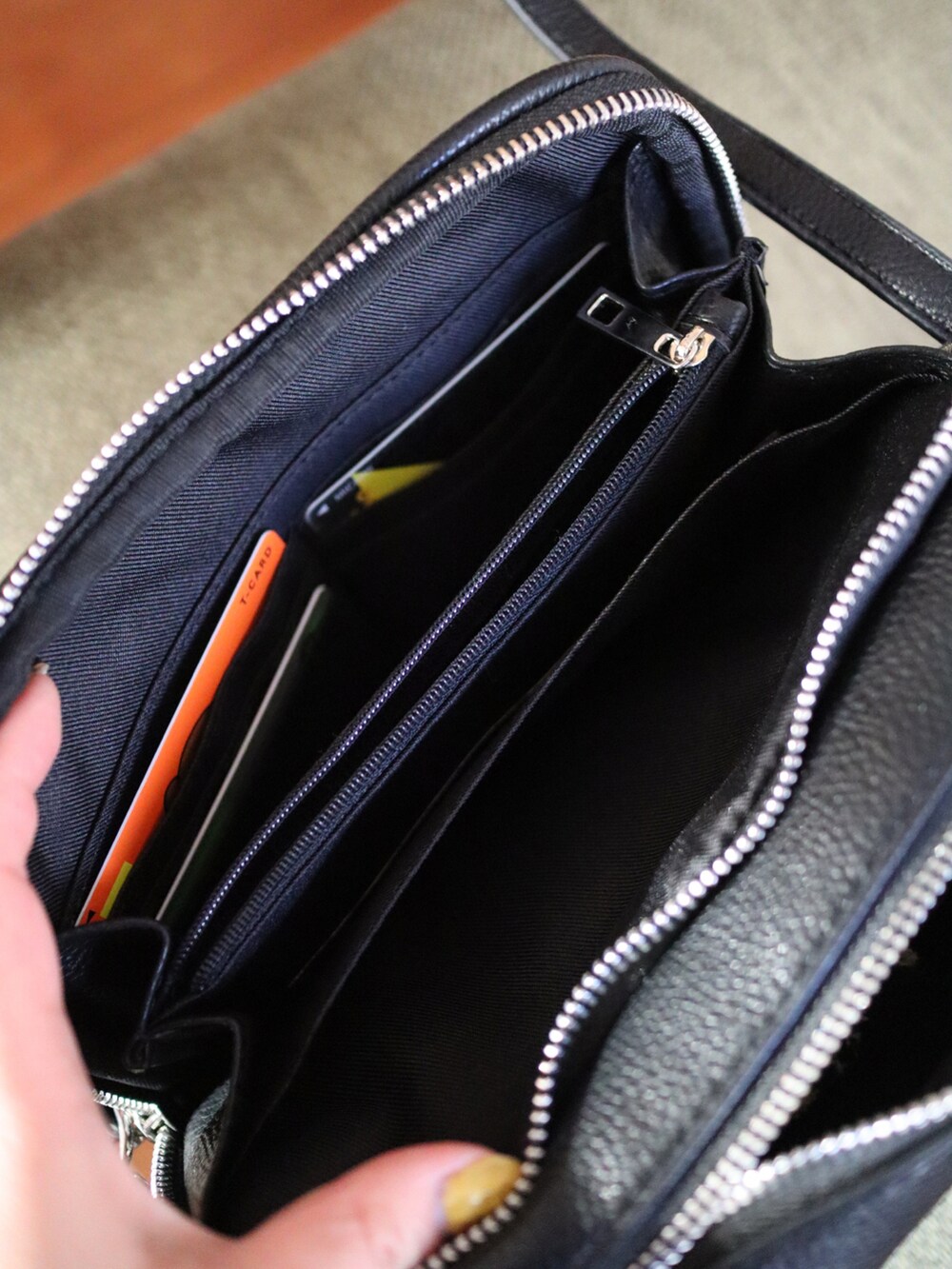 ブラック系のシャツ/ブラウス、ブラック系のベスト、ブラック系のショルダーバッグを着用したレディースの冬コーディネートの4枚目の写真