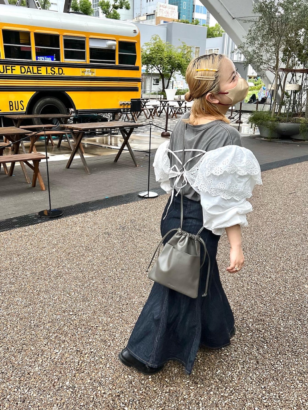 グレー系のショルダーバッグ、ホワイト系のカーディガン/ボレロ、グレー系のTシャツ/カットソーを着用したレディースの秋コーディネートの2枚目の写真