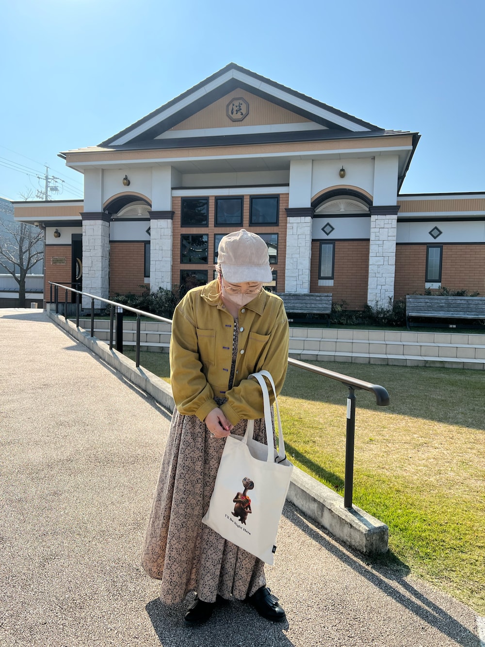 ベージュ系のトートバッグ、イエロー系のワンピース、ベージュ系のワンピースを着用したレディースの秋コーディネートの2枚目の写真