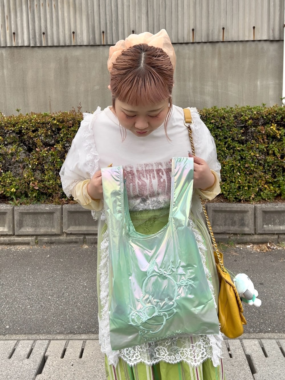 「サンリオ、グリーン、グリーンコーデ、チェックスカート、スニーカー、VANS、春、春コーデ、春色、レイヤードスタイル、BIRTHDAY BAR」｜「BIRTHDAY BARの【Sanrio characters】オーロラエコバッグ（トートバッグ、グリーン系）」を使った、ちゃみまる🐶さん（レディース・146cm）の春コーディネートの2枚目の写真