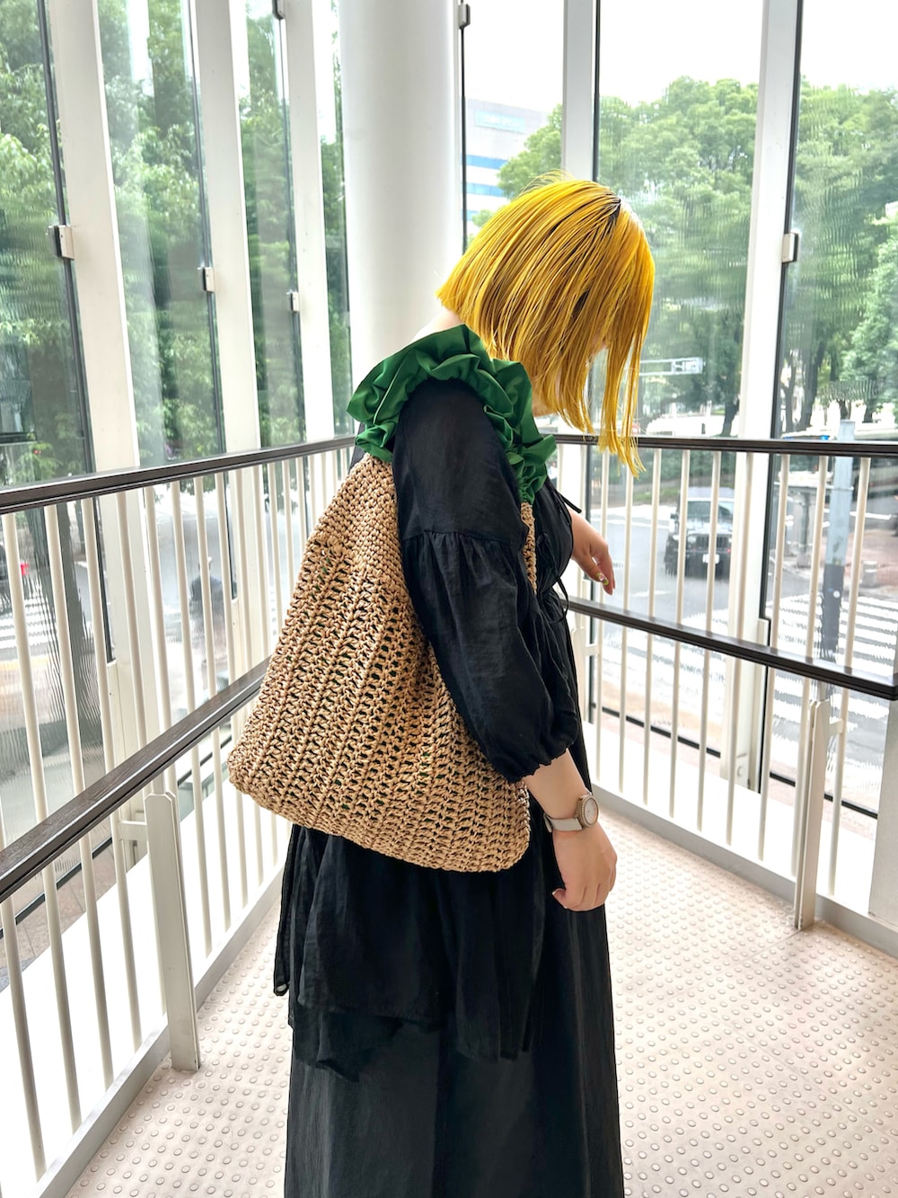「ワントーンコーデ、ブラックコーデ、カジュアル、カジュアルコーデ、低身長、低身長コーデ、低身長女子、ハイトーンカラー、切りっぱなしボブ、ペーパートート、トートバッグ、フリルトート、BIRTHDAY BAR」｜「cache cacheのフリルワンハンドルトート（トートバッグ、グリーン系）」を使った、ちゃみまる🐶さん（レディース・146cm）の夏コーディネートの2枚目の写真