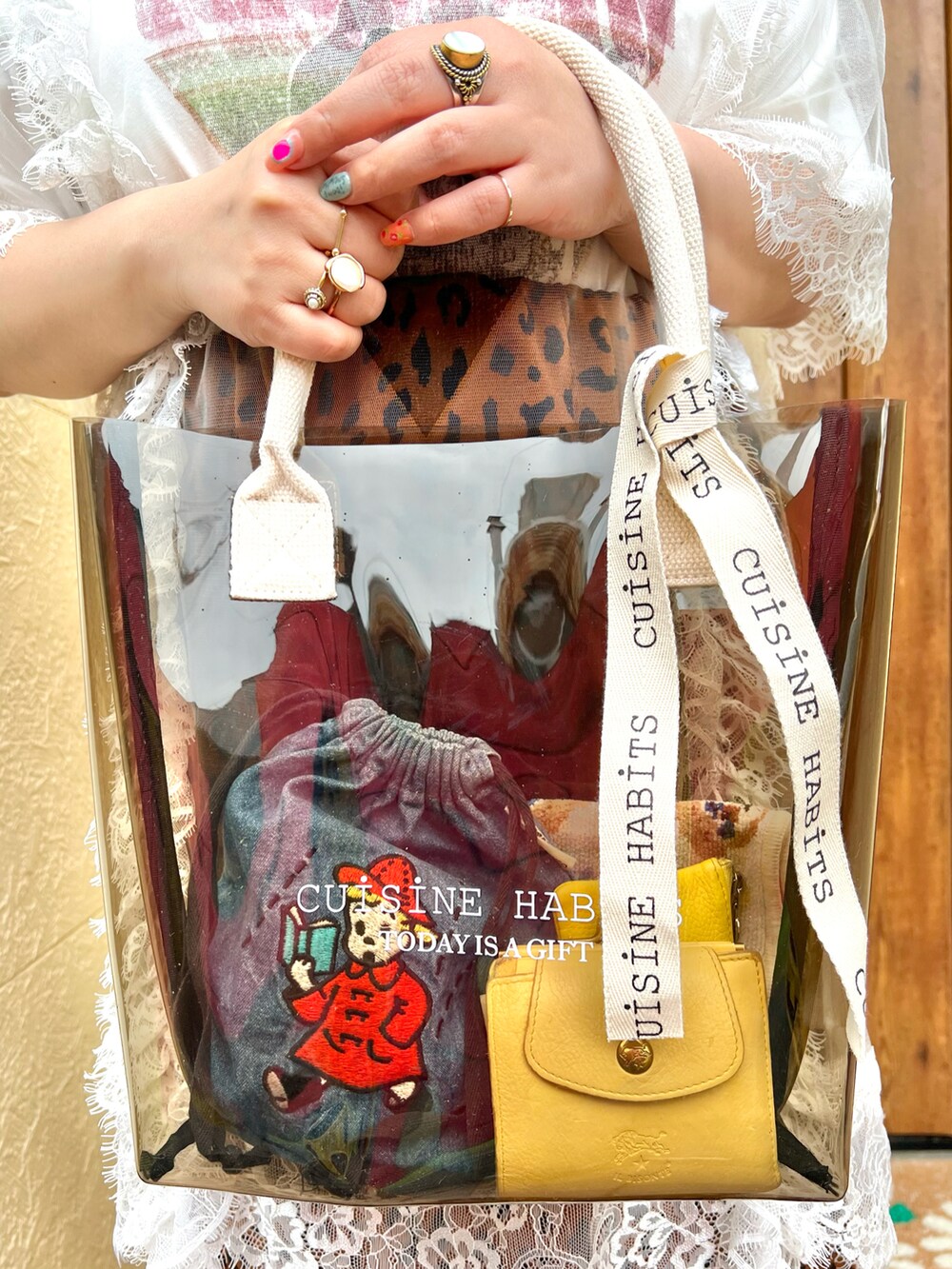 ホワイト系のトートバッグ、ブラウン系のスカート、ホワイト系のワンピースを着用したレディースの夏コーディネートの2枚目の写真