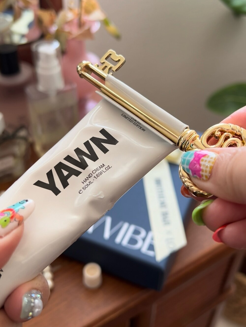 ブルー系のハンドケア/ハンドクリーム、その他のその他を着用したレディースの春コーディネートの2枚目の写真