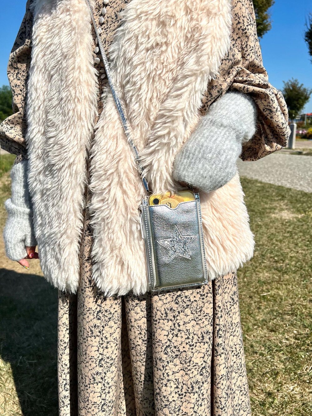 「低身長、低身長コーデ、低身長女子、巾着バッグ、キルティング、ボア、スマホショルダー、アームウォーマー、ワンピース、ファーベスト、ボアベスト、キャップ、休日コーデ、着回しコーデ、BIRTHDAY BAR」｜「cache cacheのナイロン×ボア コンビバッグ（トートバッグ、グリーン系）」を使った、ちゃみまる🐶さん（レディース・146cm）の秋コーディネートの4枚目の写真