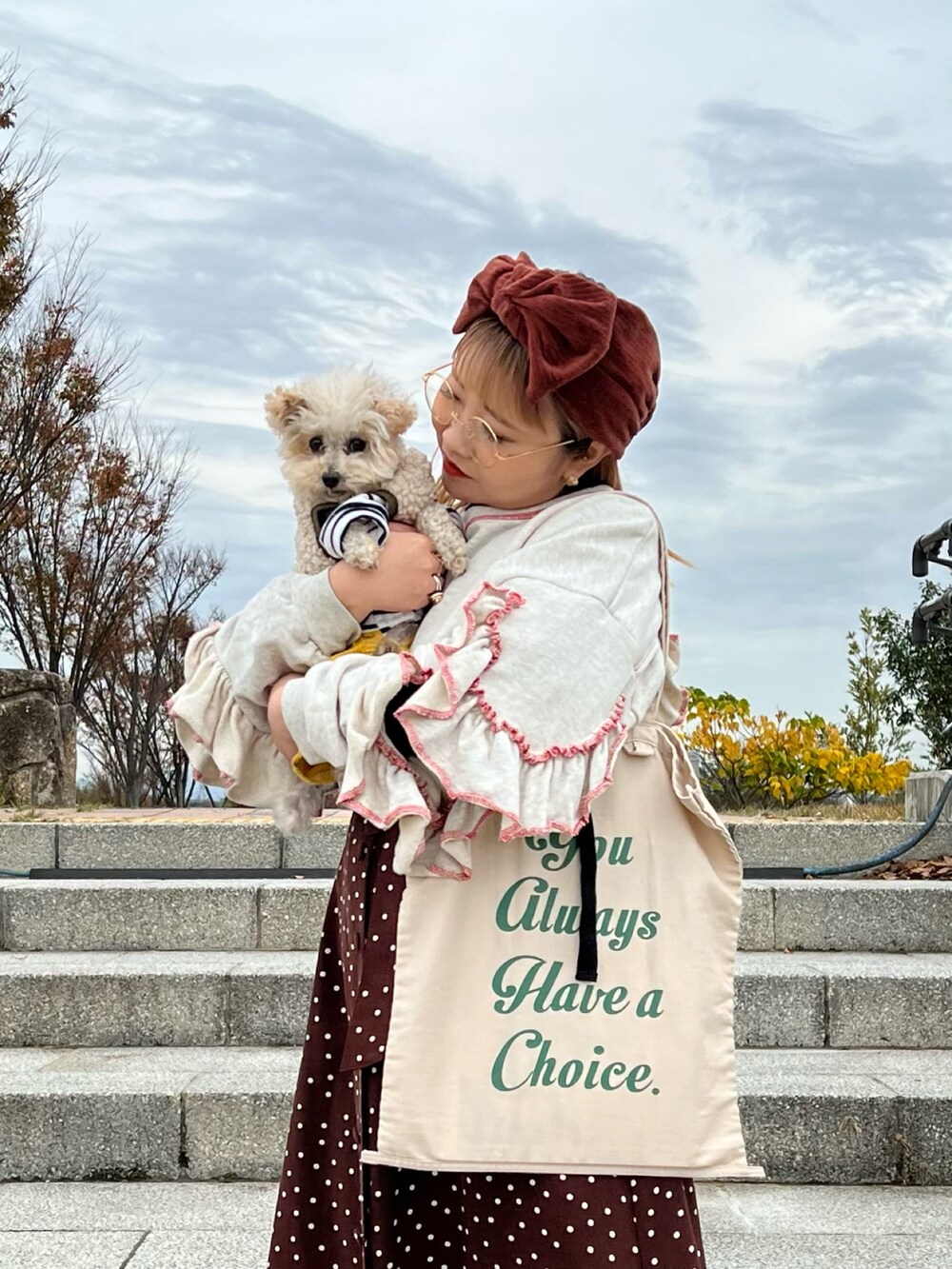 その他のエコバッグ/サブバッグ、グレー系のスウェット、ブラウン系のワンピースを着用したレディースの秋コーディネートの3枚目の写真