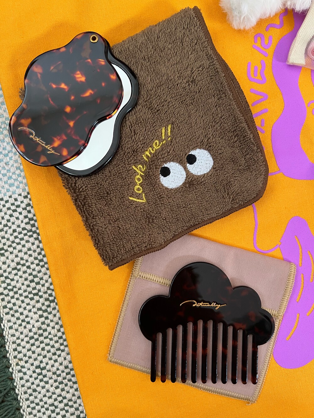 ホワイト系のポーチ、ホワイト系のチャーム、ゴールド系の財布を着用したレディースの夏コーディネートの2枚目の写真