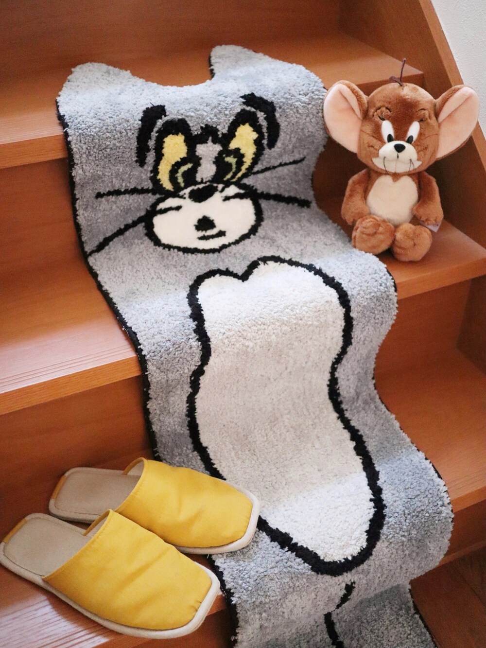 グレー系のラグ/マットを着用したレディースの冬コーディネートの2枚目の写真