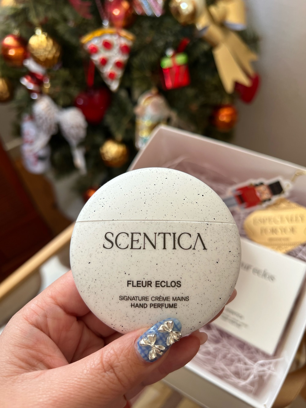 レッド系のキャンドル、ピンク系のハンドケア/ハンドクリーム、その他のその他を着用したレディースの冬コーディネートの2枚目の写真