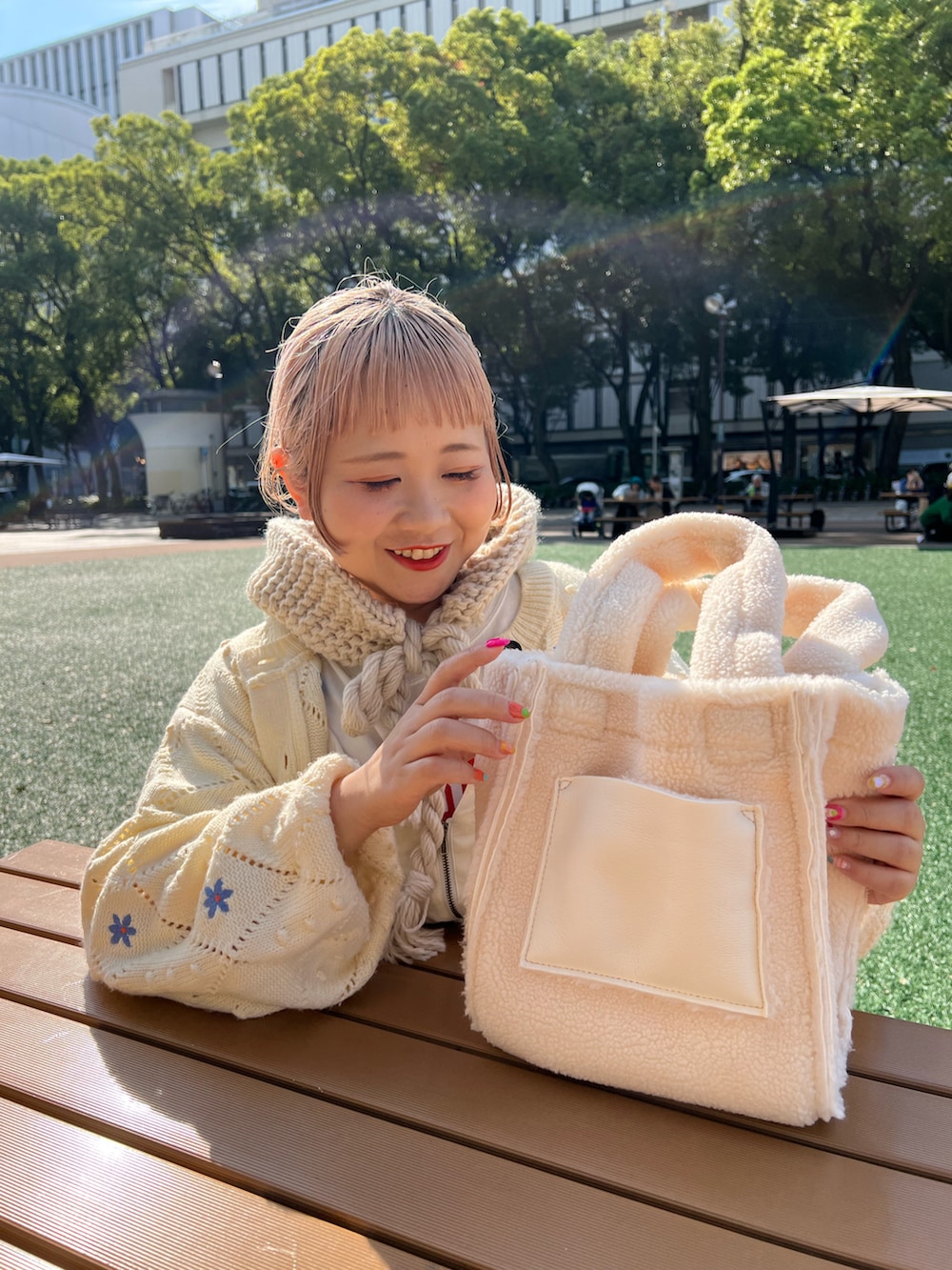 「ホワイト、ホワイトコーデ、カジュアルコーデ、大人カジュアル、レイヤードスタイル、低身長、低身長コーデ、バラクラバ、カーディガン、ワンピース、リバーシブル、トートバッグ、ボア、ムートン、BIRTHDAY BAR」｜「Actuallyのフェイクムートン×ボア  リバーシブルトート（トートバッグ、ホワイト系）」を使った、ちゃみまる🐶さん（レディース・146cm）の秋コーディネートの3枚目の写真