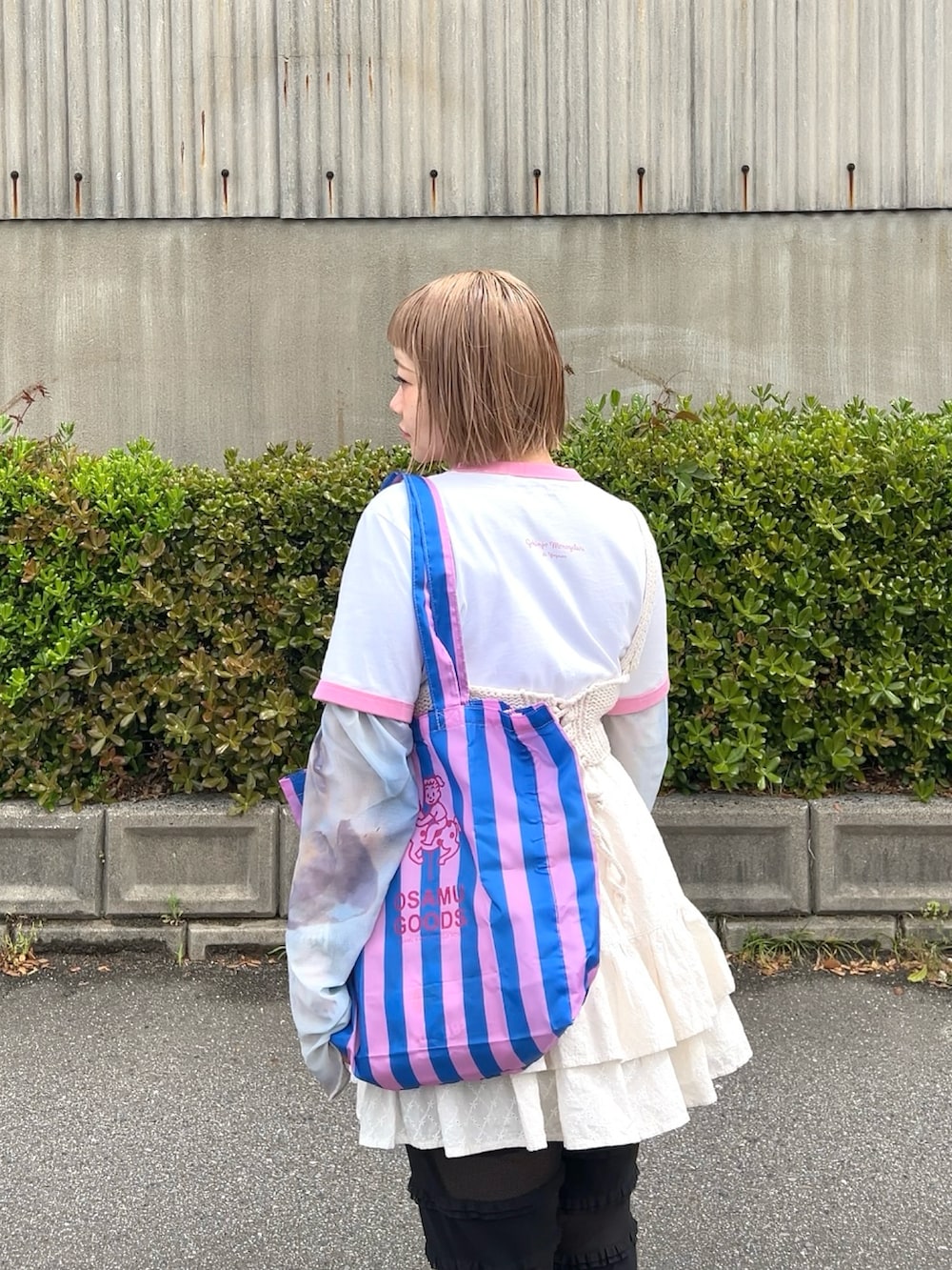 ピンク系のトートバッグ、その他のその他を着用したレディースの春コーディネートの2枚目の写真