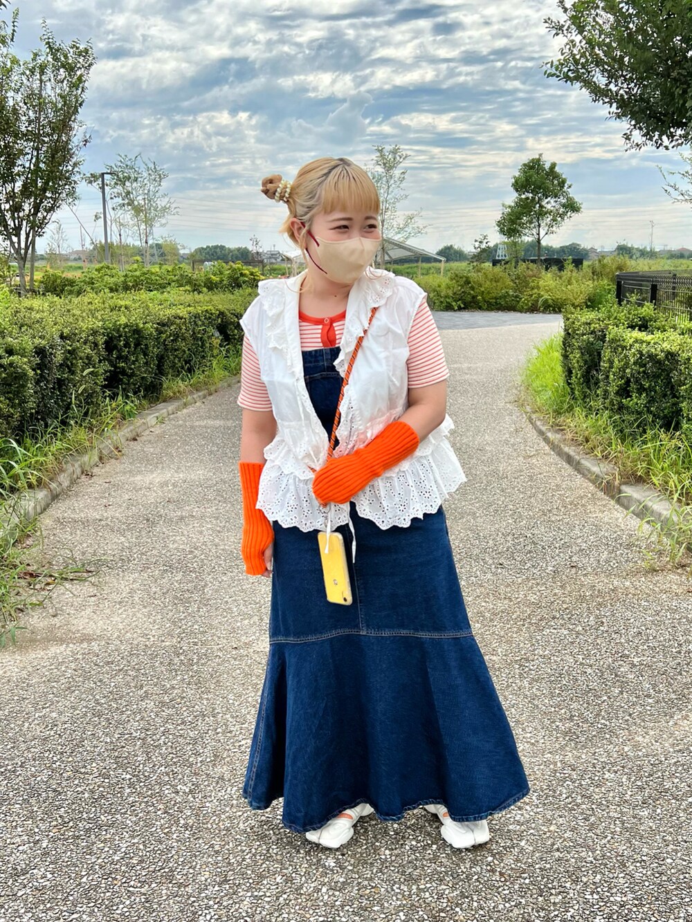 「秋のコーデ、低身長、低身長女子、低身長コーデ、スマホストラップ、アームウォーマー、スカラップ、ノースリーブブラウス、マーメイドスカート、ジャンパースカート、ジャンスカ、エアリフト、オレンジ、おだんごヘアー、BIRTHDAY BAR」｜「BIRTHDAY BARの【全機種対応】パラコード モバイルストラップ  スマホショルダー　本革（スマホグッズ、オレンジ系）」を使った、ちゃみまる🐶さん（レディース・146cm）の秋コーディネートの2枚目の写真
