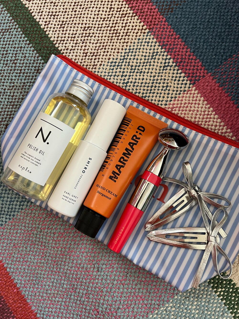 ブルー系のポーチ、ブルー系のポーチ、ブルー系のポーチを着用したレディースの夏コーディネートの4枚目の写真