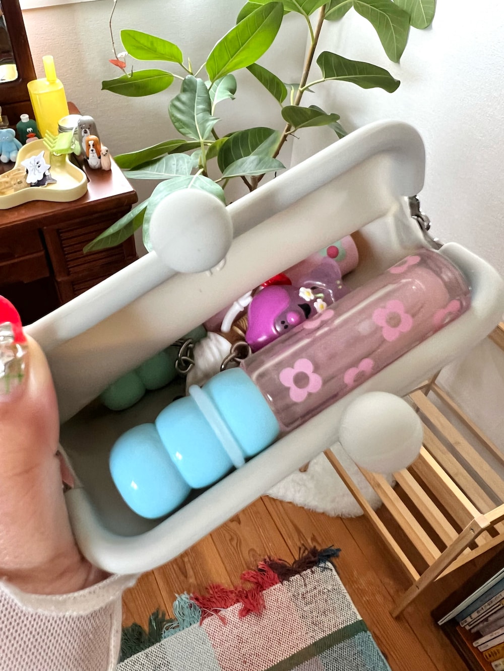 グレー系のポーチ、その他のその他を着用したレディースの春コーディネートの2枚目の写真