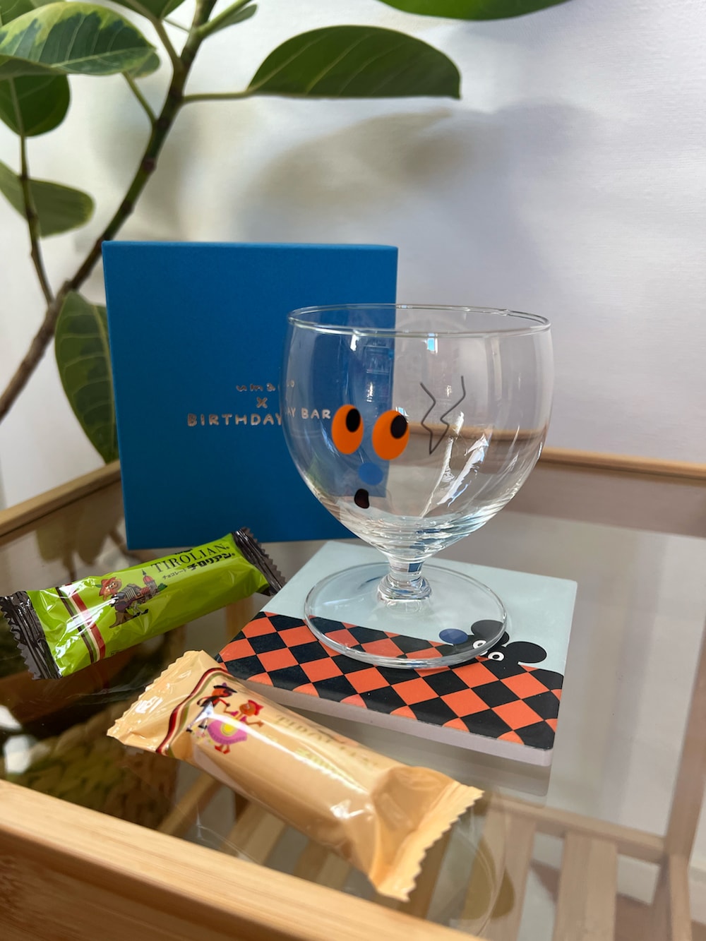 ホワイト系のTシャツ/カットソー、ブラック系のエコバッグ/サブバッグ、ブルー系のブランケットを着用したレディースの冬コーディネートの4枚目の写真