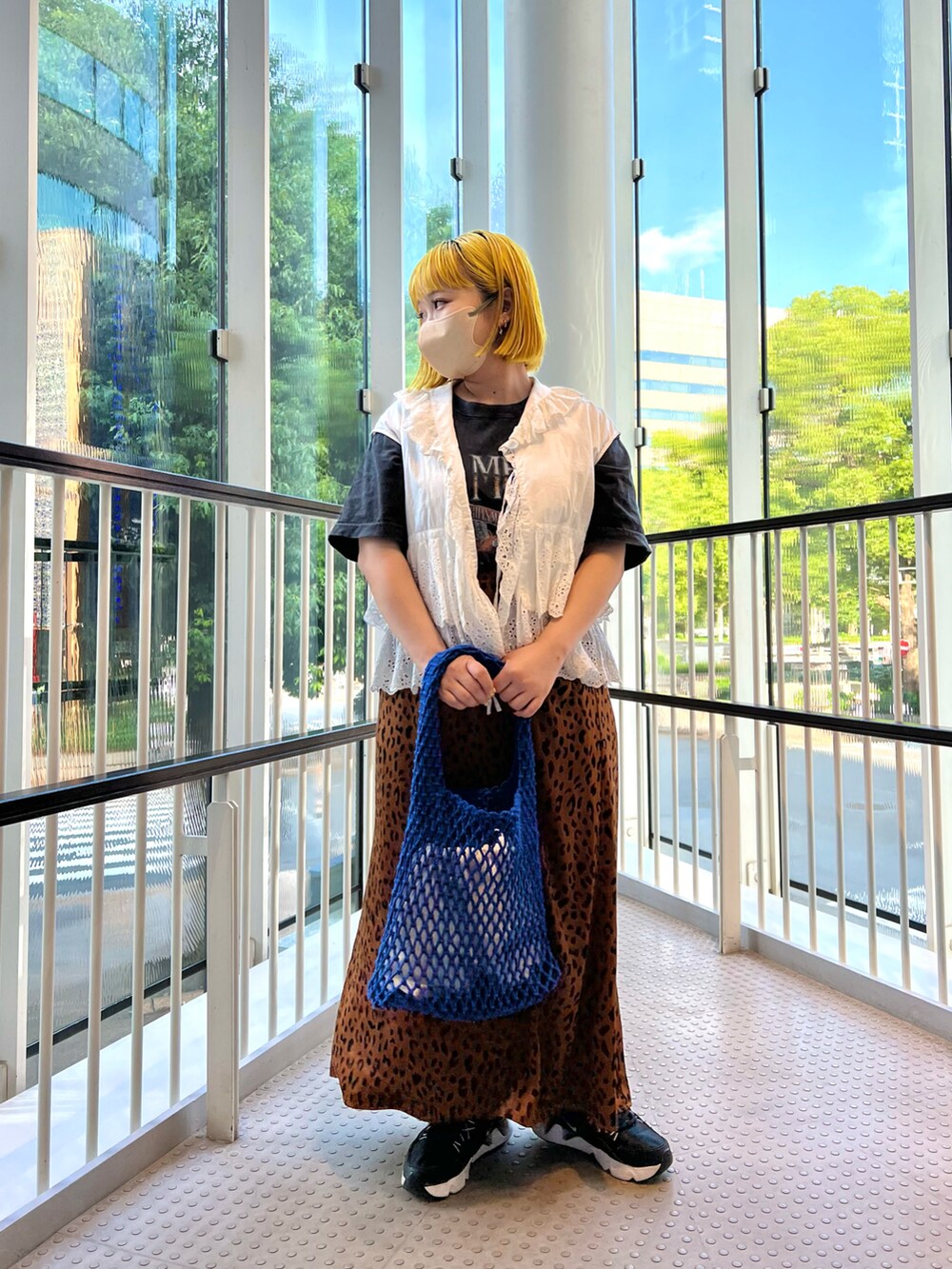 「カジュアル、カジュアルコーデ、低身長、低身長女子、低身長コーデ、レイヤードスタイル、スニーカーコーデ、Tシャツ、ベスト、レオパード、スカート、NIKE、マクラメ、トートバッグ、BIRTHDAY BAR」｜「Actuallyのマクラメバッグ（トートバッグ、ブルー系）」を使った、ちゃみまる🐶さん（レディース・146cm）の夏コーディネートの3枚目の写真