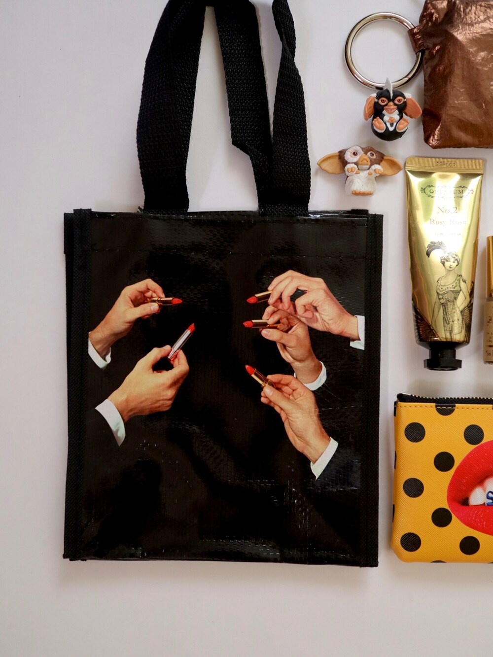 「SELETTI、エコバッグ、ポーチ、個性的、ミラー、香水、ハンドクリーム、BIRTHDAY BAR」|「SELETTIのSELETTI×TOILETPAPER エコバッグ Sサイズ(エコバッグ/サブバッグ、ブラック系)」を使った、ちゃみまる🐶さん(レディース・146cm)の秋コーディネートの2枚目の写真
