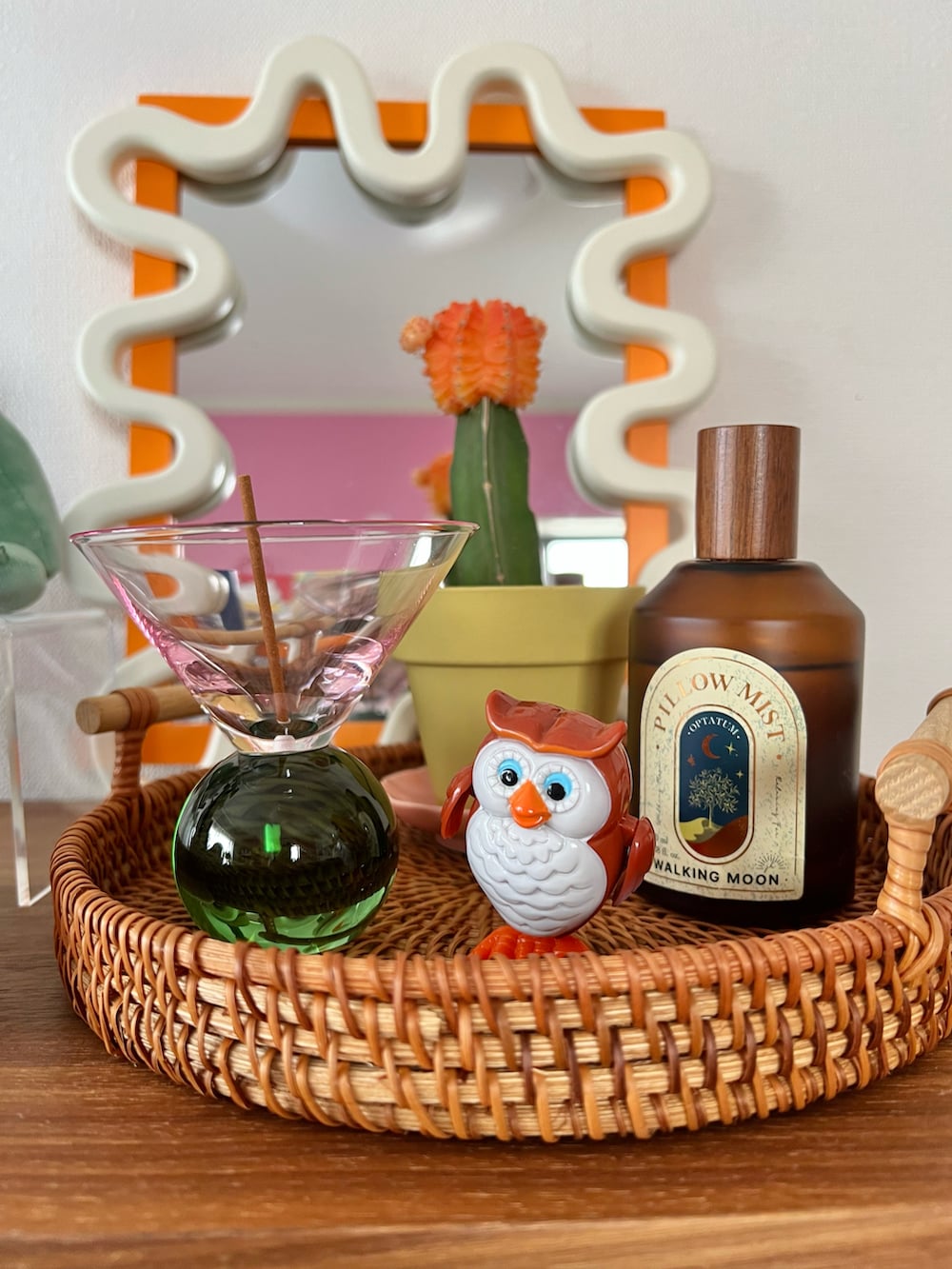 ホワイト系の掛け時計、その他のインテリア雑貨、その他のチャームを着用したレディースの春コーディネートの3枚目の写真