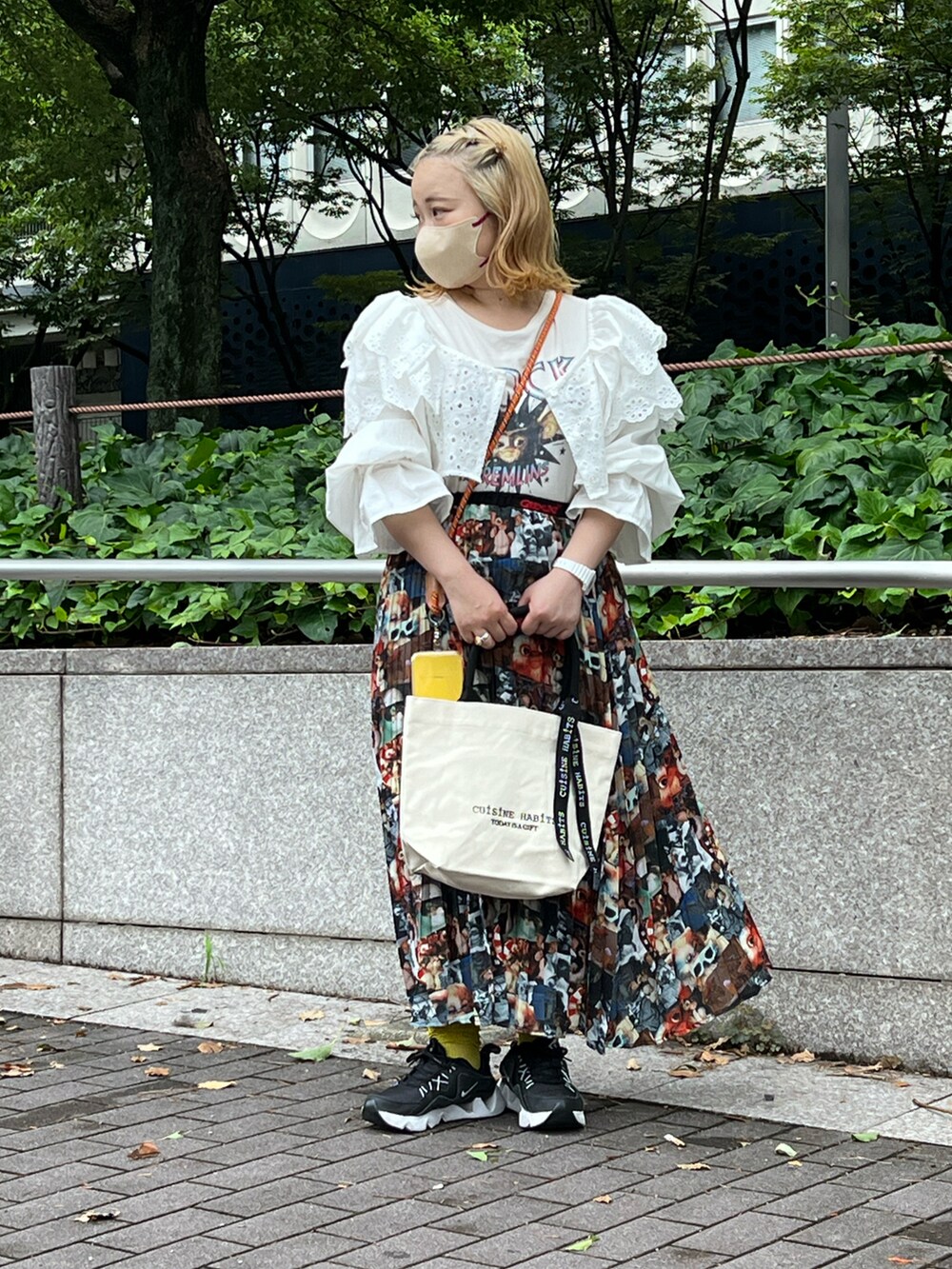 ホワイト系のトートバッグ、ホワイト系のカーディガン/ボレロ、その他のスカートを着用したレディースの秋コーディネートの2枚目の写真