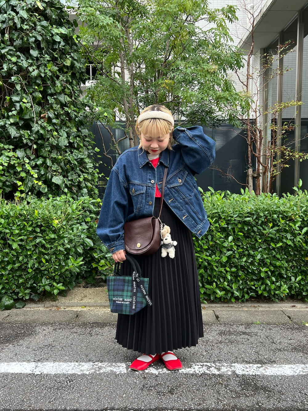 「レイヤードスタイル、お出かけコーデ、きれいめカジュアル、Gジャン、デニム、プリーツスカート、赤、パンプス、shein、ショルダーバッグ、トートバッグ、チェック、BIRTHDAY BAR、カチューシャ」｜「CUISINE HABITSのHORIZONTAL CHECK MINI TOTE（トートバッグ、グリーン系）」を使った、ちゃみまる🐶さん（レディース・146cm）の秋コーディネートの2枚目の写真