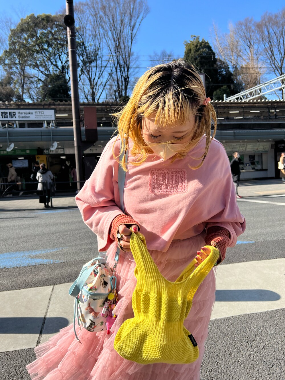 「春服コーデ、春コーデ、ピンクコーデ、ピンク、イエロー、カラフル、ショート丈トップス、チュールスカート、スニーカーコーデ、低身長、低身長コーデ、低身長女子、ハイトーンカラー、ニットバッグ、BIRTHDAY BAR」｜「BIRTHDAY BARの【ThinKniT】marche bag dress Sサイズ マルシェバッグ（ハンドバッグ、イエロー系）」を使った、ちゃみまる🐶さん（レディース・146cm）の春コーディネートの2枚目の写真