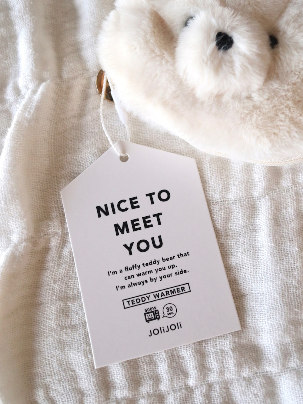 ピンク系のその他、ベージュ系のインテリア雑貨、ホワイト系のその他を着用したレディースの秋コーディネートの4枚目の写真