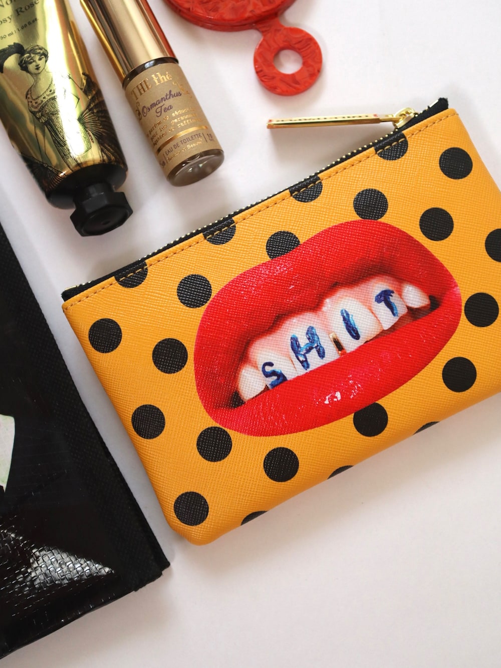 「SELETTI、エコバッグ、ポーチ、個性的、ミラー、香水、ハンドクリーム、BIRTHDAY BAR」|「SELETTIのSELETTI×TOILETPAPER エコバッグ Sサイズ(エコバッグ/サブバッグ、ブラック系)」を使った、ちゃみまる🐶さん(レディース・146cm)の秋コーディネートの3枚目の写真