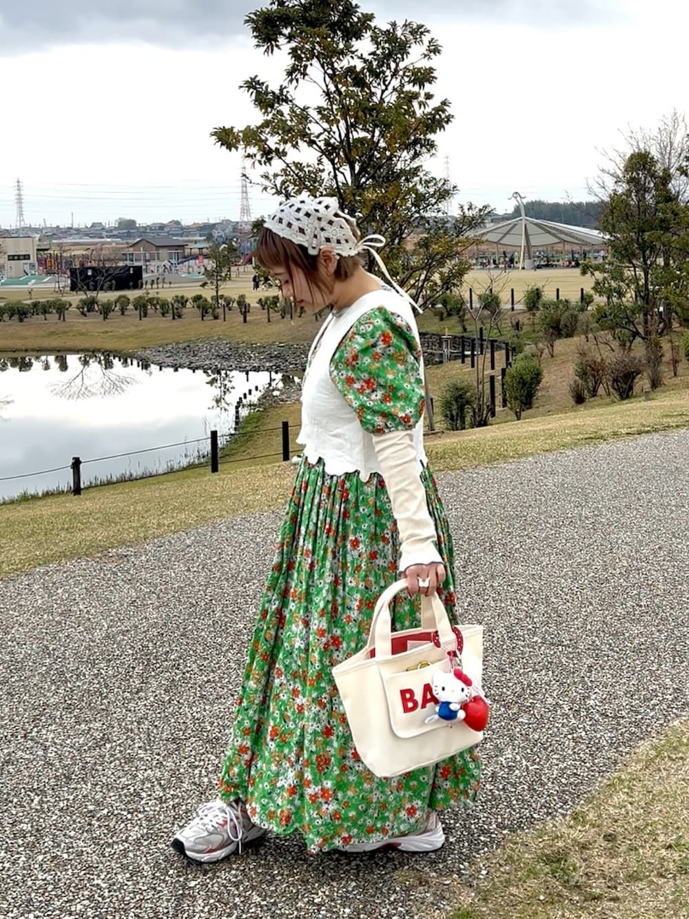 ホワイト系のトートバッグ、その他のチャーム、その他のその他を着用したレディースの春コーディネートの2枚目の写真