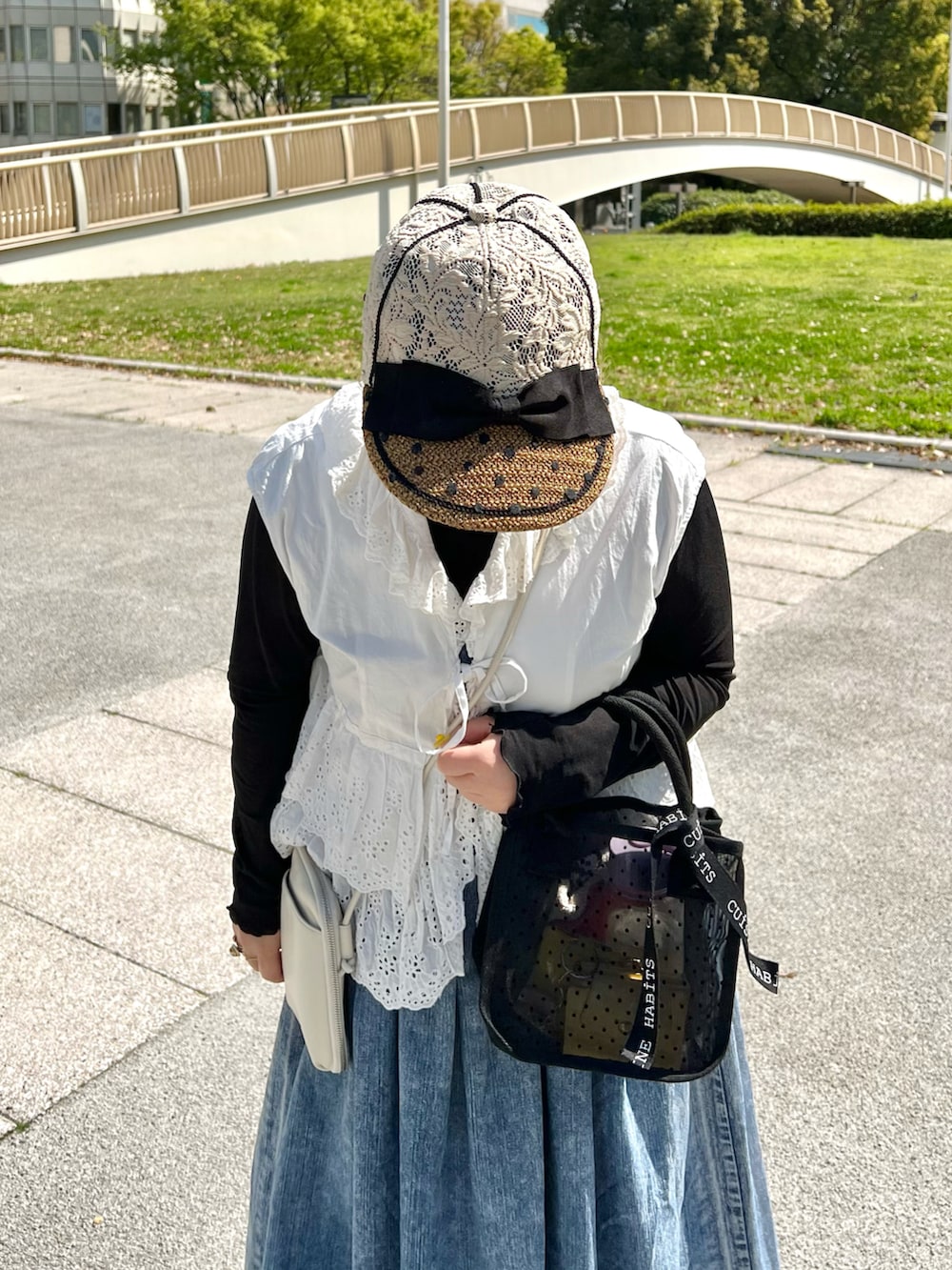 その他のトートバッグ、ホワイト系のショルダーバッグ、ブルー系のワンピースを着用したレディースの春コーディネートの2枚目の写真