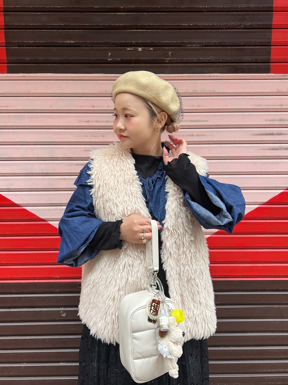 「お出かけコーデ、キルティング、ショルダーバッグ、トートバッグ、クラッチバッグ、トレンド、スニーカー、スニーカーコーデ、NIKE、ポーチ、アクセサリー、BIRTHDAY BAR」｜「Actuallyの3WAY フェイクレザー キルトショルダーバッグ（ショルダーバッグ、ホワイト系）」を使った、ちゃみまる🐶さん（レディース・146cm）の秋コーディネートの2枚目の写真