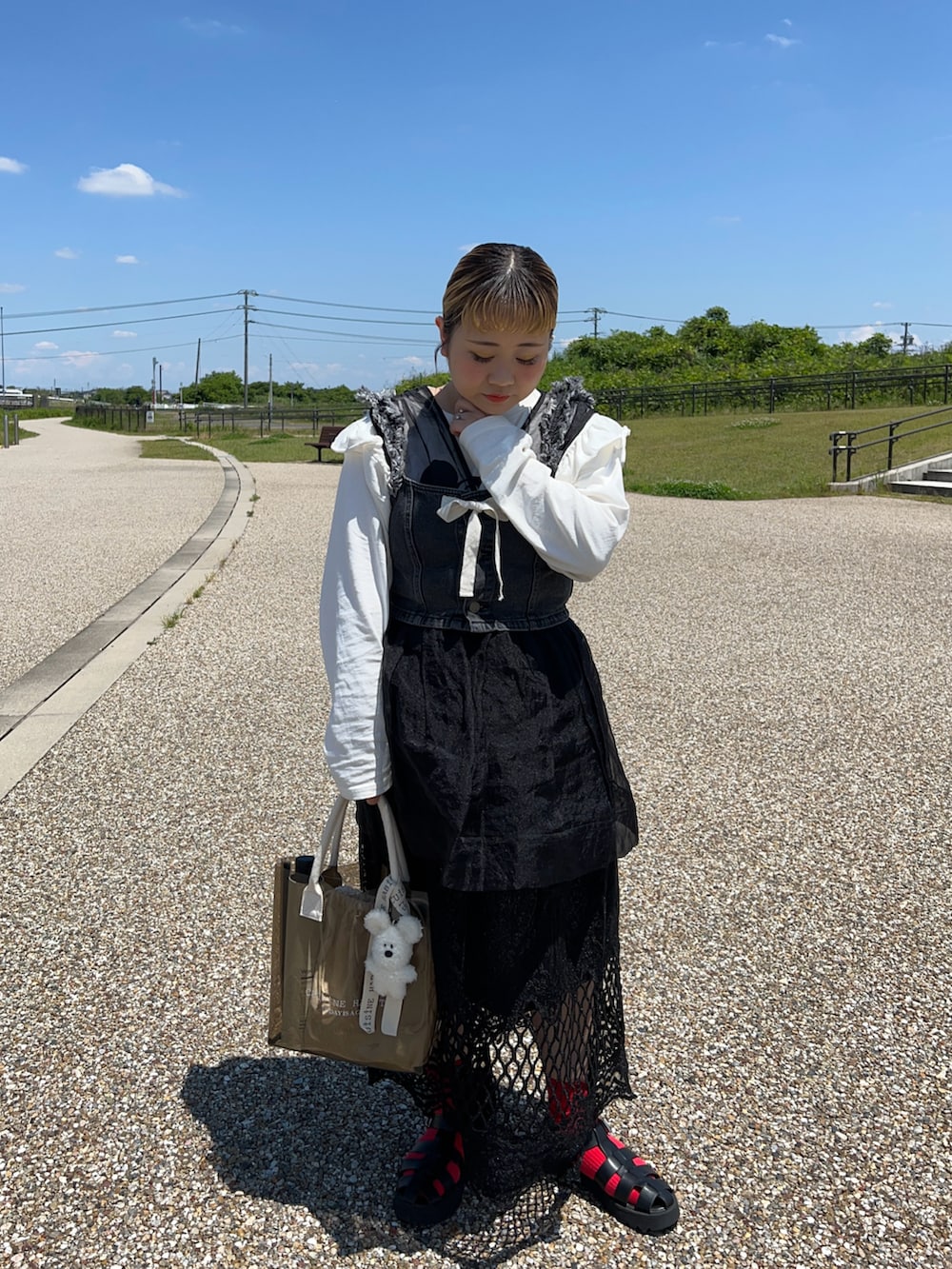 ホワイト系のトートバッグ、ブラック系のキャミソール、ブラック系のシャツ/ブラウスを着用したレディースの夏コーディネートの2枚目の写真