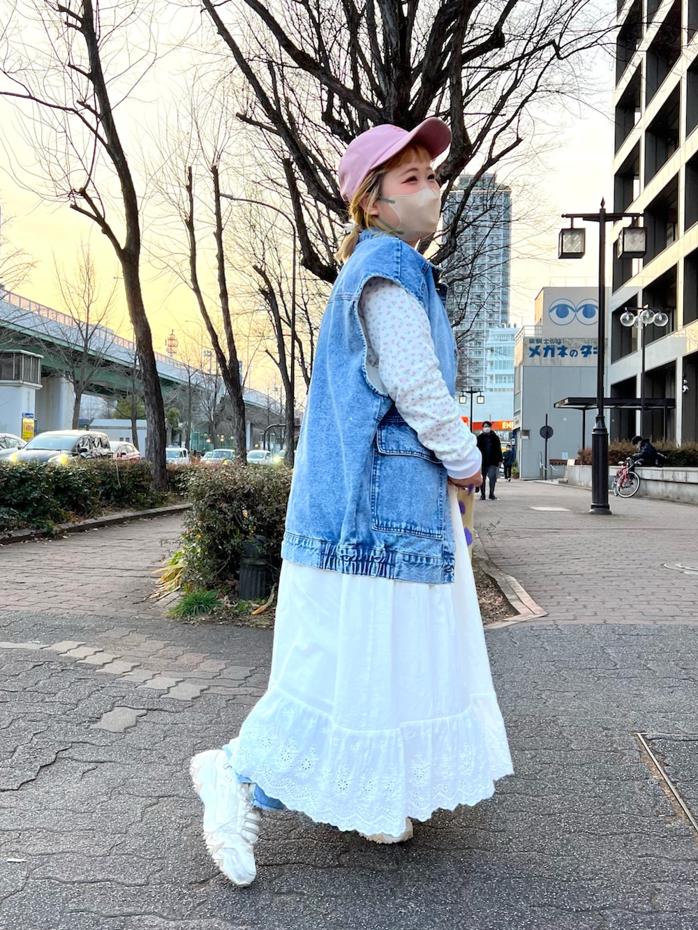 ピンク系のTシャツ/カットソー、ブルー系のジャケット/アウター、ホワイト系のワンピースを着用したレディースの冬コーディネートの2枚目の写真