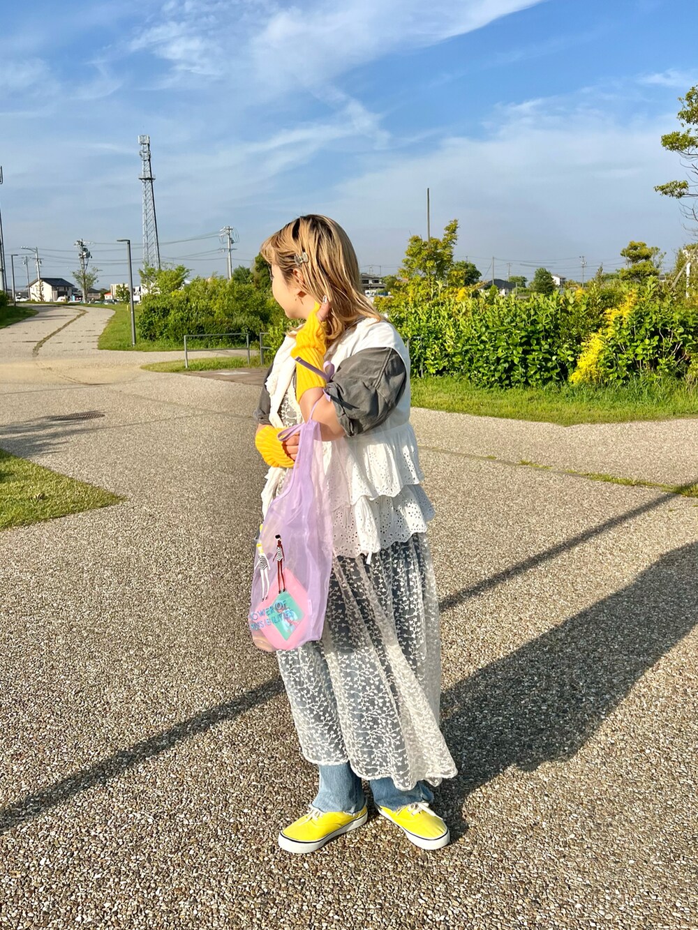 シルバー系のショルダーバッグ、ピンク系のエコバッグ/サブバッグ、ホワイト系のシャツ/ブラウスを着用したレディースの春コーディネートの2枚目の写真