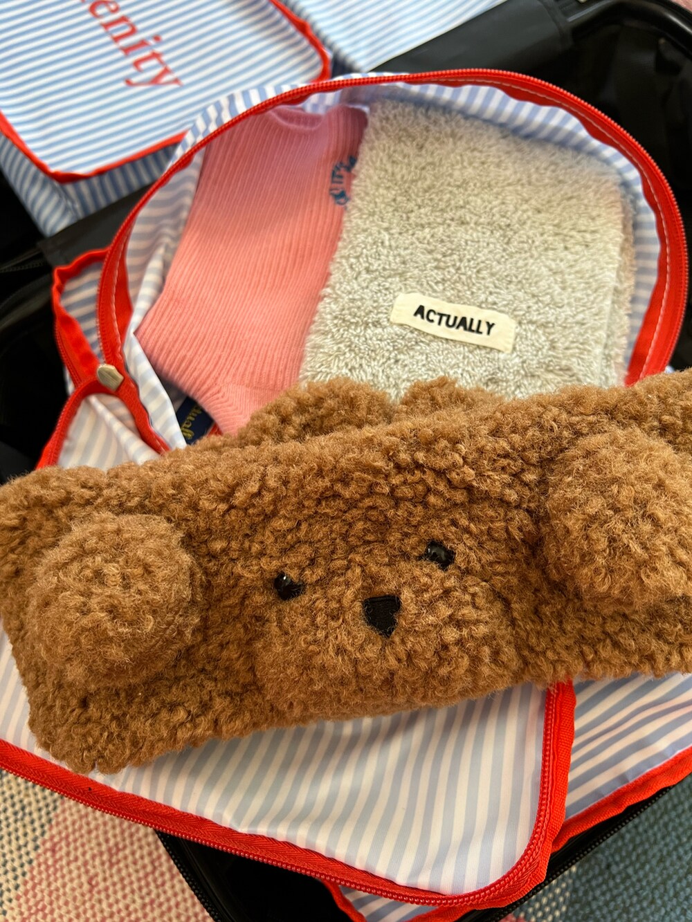 ブルー系のポーチ、ブルー系のポーチ、ブルー系のポーチを着用したレディースの夏コーディネートの3枚目の写真