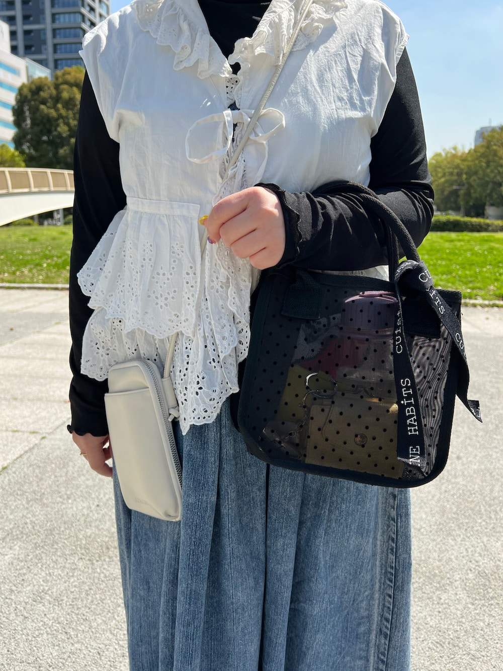 その他のトートバッグ、ホワイト系のショルダーバッグ、ブルー系のワンピースを着用したレディースの春コーディネートの3枚目の写真