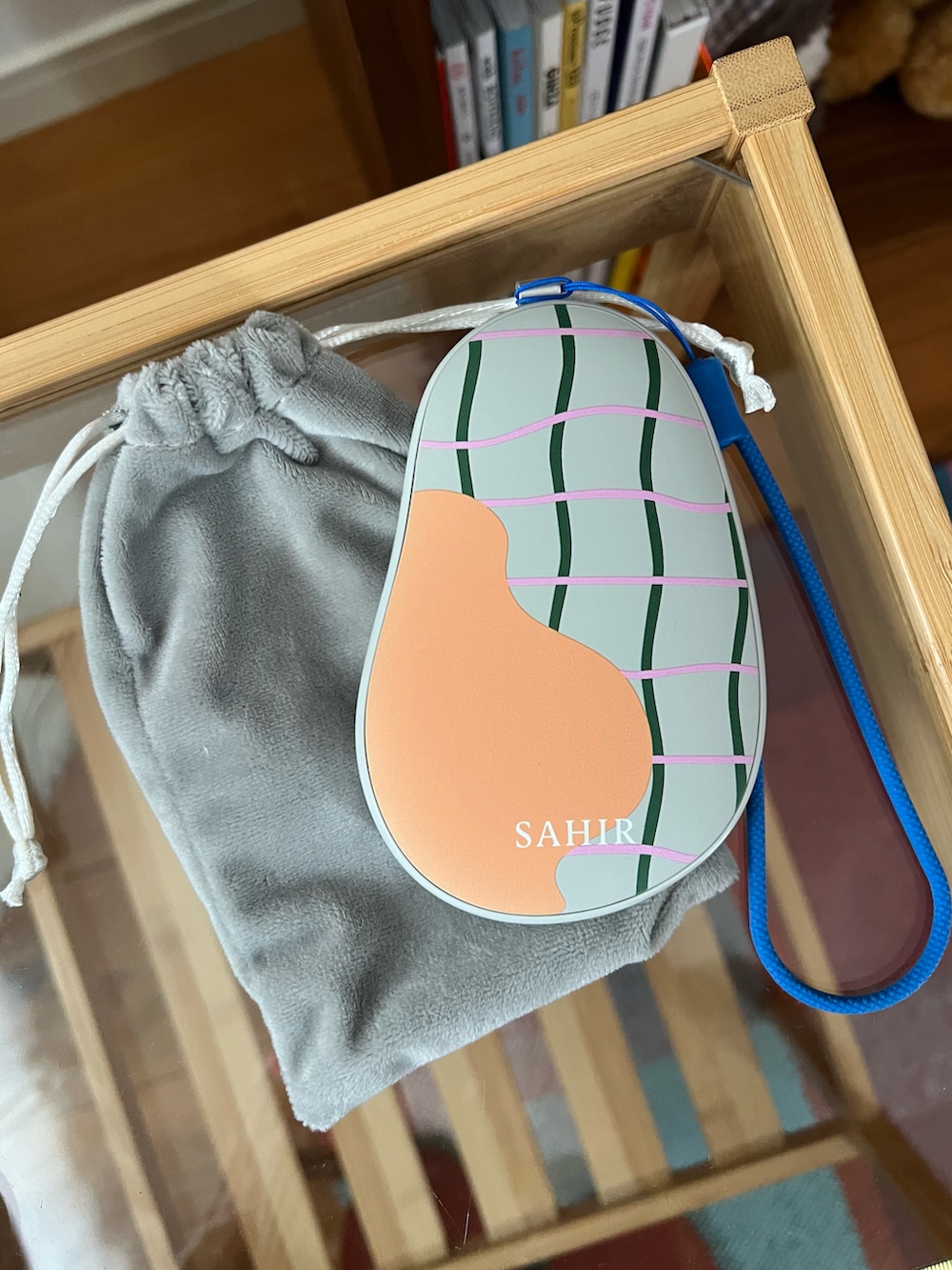 グレー系のポーチ、オレンジ系の生活家電、ベージュ系の香水を着用したレディースの秋コーディネートの3枚目の写真