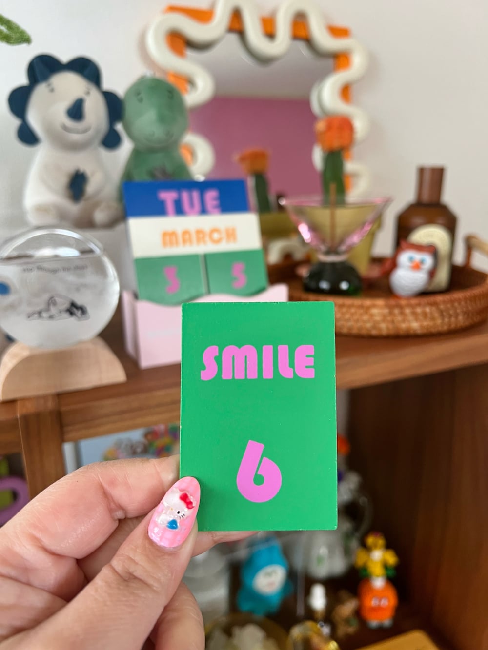 ホワイト系の掛け時計、その他のインテリア雑貨、その他のチャームを着用したレディースの春コーディネートの2枚目の写真