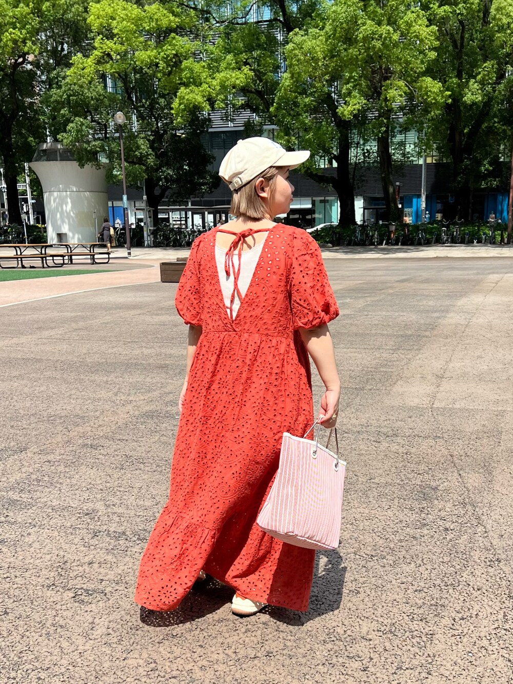 オレンジ系のトートバッグ、オレンジ系のワンピース、その他のその他を着用したレディースの夏コーディネートの2枚目の写真