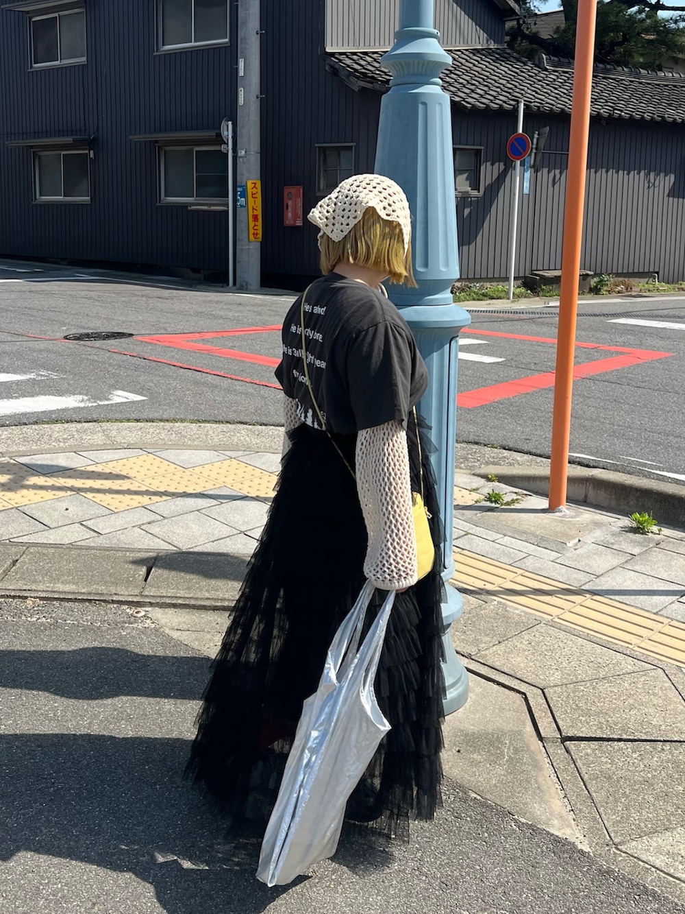 「休日スタイル、レイヤードスタイル、カジュアルガーリー、オトナカジュアル、バブーシュカ、E.T.、Tシャツ、チュールスカート、スニーカー、スニーカーコーデ、スマホショルダー、エコバッグ、トートバッグ、BIRTHDAY BAR」|「CIAOPANIC TYPYの【UniversalxTYPY】フォトTee(Tシャツ/カットソー、ブラック系)」を使った、ちゃみまる🐶さん(レディース・146cm)の春コーディネートの2枚目の写真