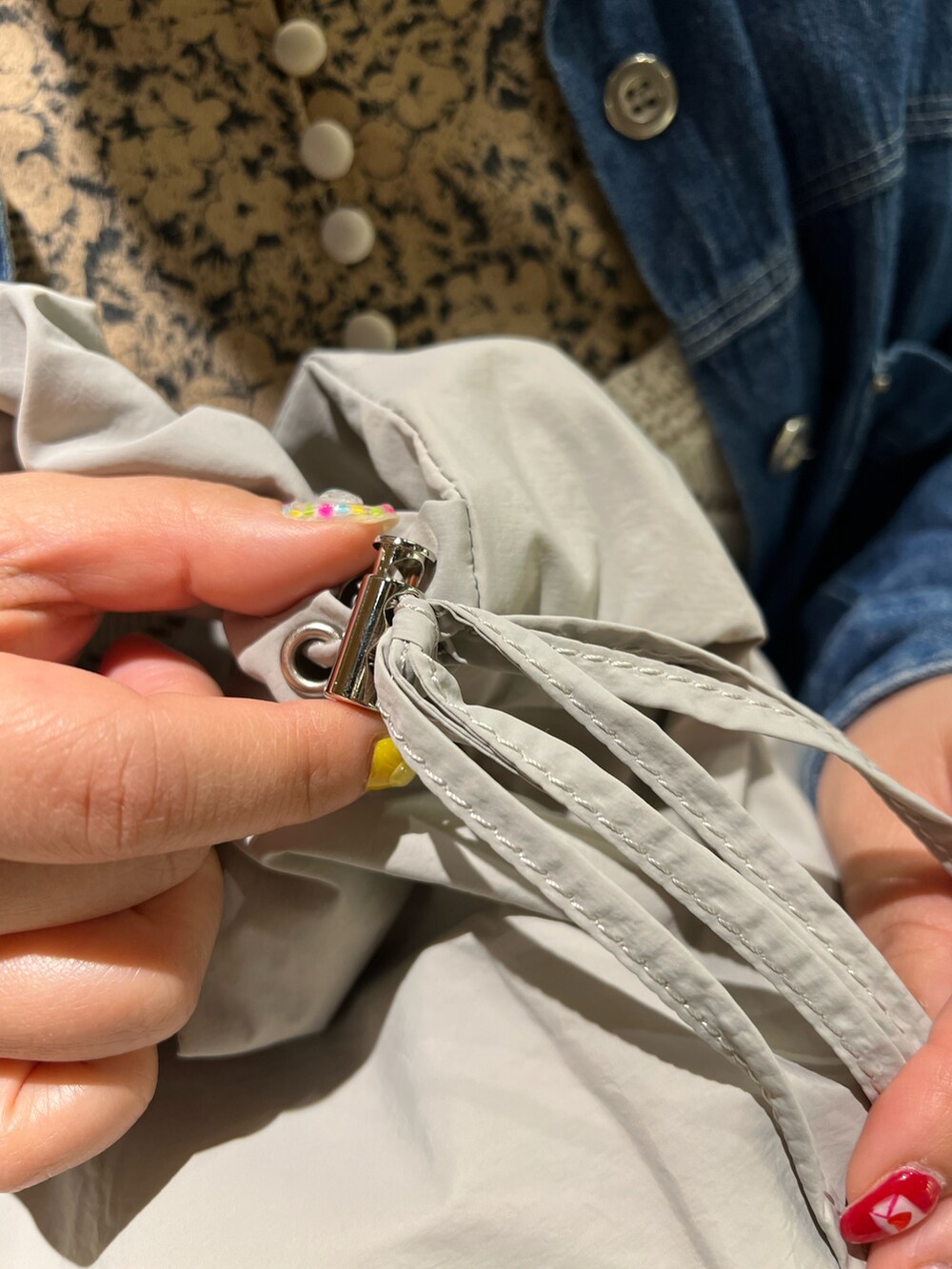 グレー系のトートバッグ、ブルー系のシャツ/ブラウス、ベージュ系のワンピースを着用したレディースの冬コーディネートの4枚目の写真