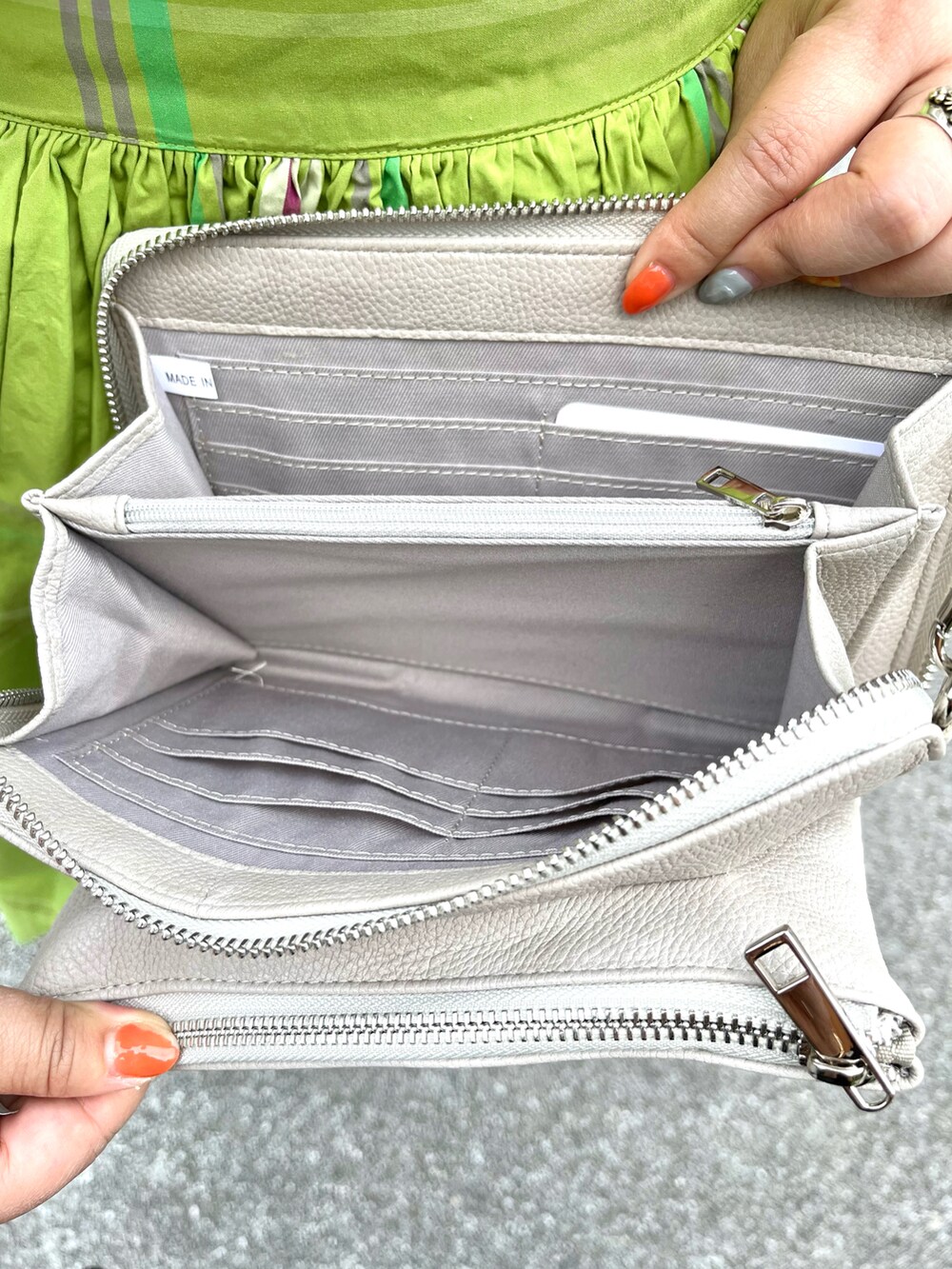 オレンジ系のスカート、ホワイト系のサンダル、ホワイト系のトップスを着用したレディースの夏コーディネートの4枚目の写真