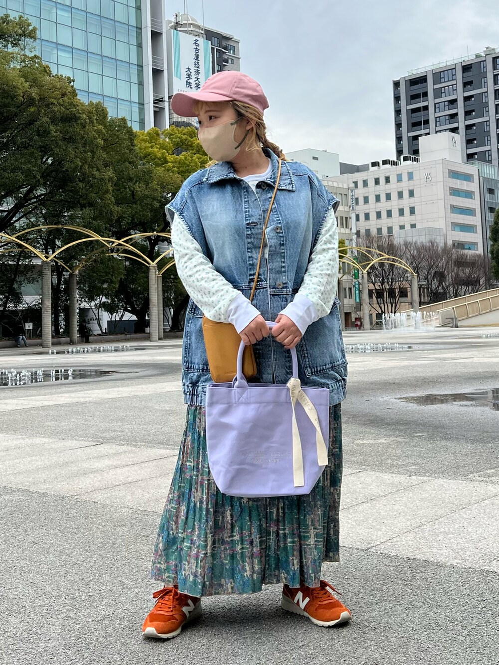 パープル系のトートバッグ、イエロー系のショルダーバッグ、ブルー系のTシャツ/カットソーを着用したレディースの春コーディネートの2枚目の写真