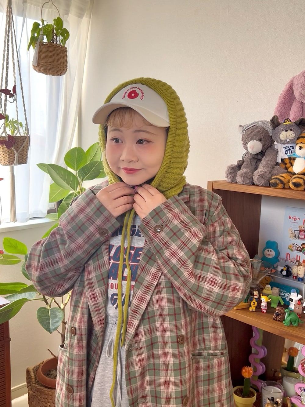 ホワイト系のショルダーバッグ、ホワイト系のキャップ、その他のその他を着用したレディースの冬コーディネートの2枚目の写真