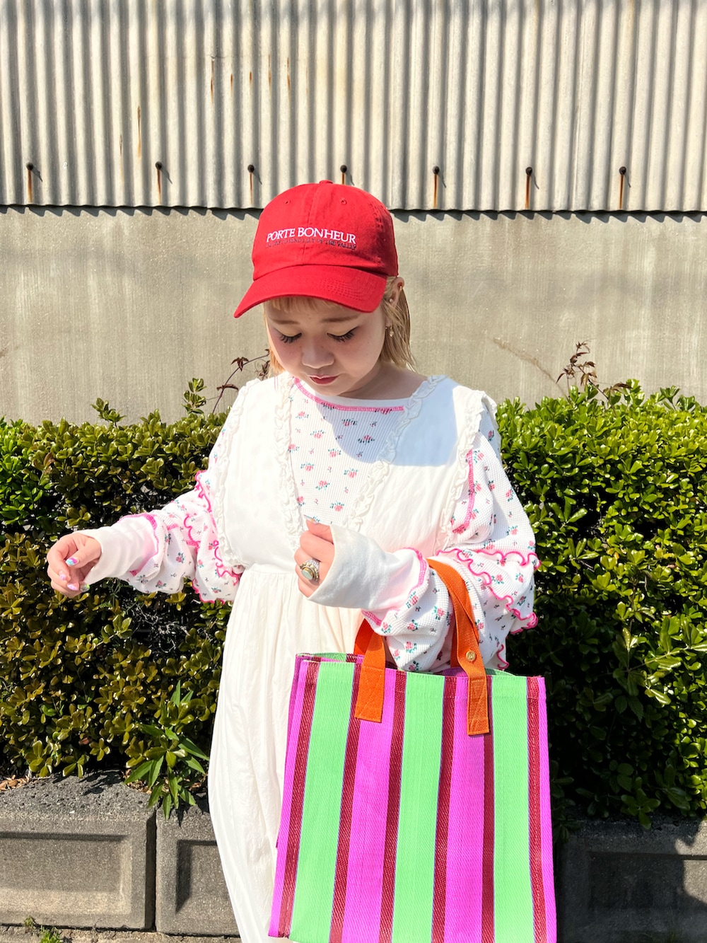 「休日スタイル、春夏コーデ、レイヤードスタイル、トートバッグ、ピンク、カラフル、キャップ、ワンピース、スニーカー、BIRTHDAY BAR、大人カジュアル」｜「ActuallyのSTRIPE BOX TOTE BAG（トートバッグ、ピンク系）」を使った、ちゃみまる🐶さん（レディース・146cm）の春コーディネートの2枚目の写真
